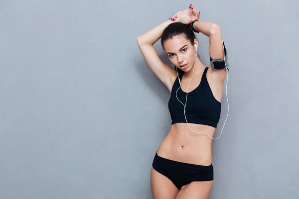 Retrato de uma menina fitness com fones de ouvido — Fotografia de Stock