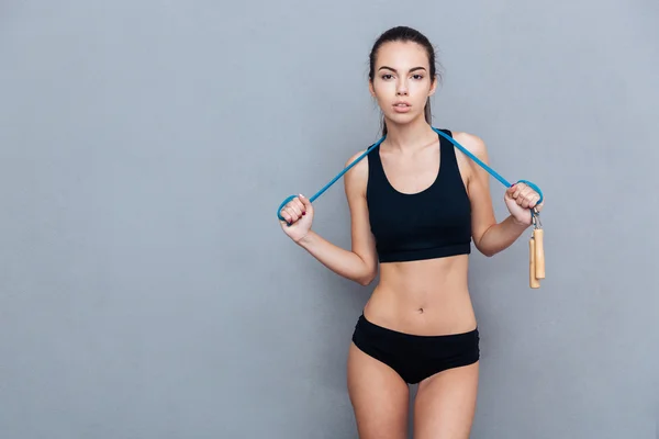 Aantrekkelijke sport meisje bedrijf springen touw en camera te kijken — Stockfoto
