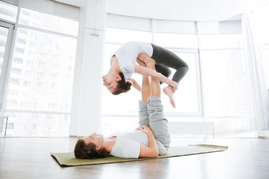 Huzurlu çift Acro yoga egzersizleri Studio birlikte yapıyor