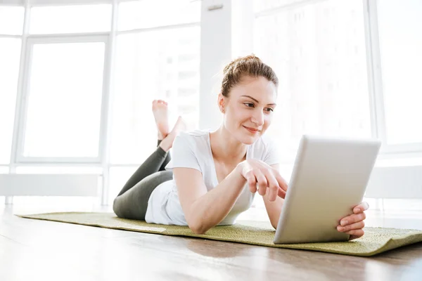 Mujer usando tablet en estudio de yoga — Foto de Stock