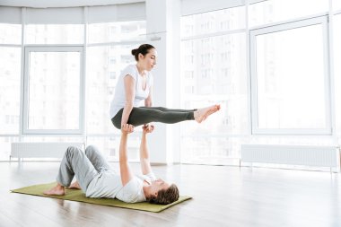 Güzel çift Acro yoga uygulamak