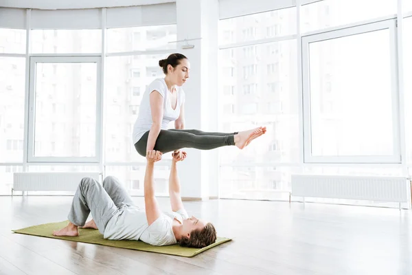 Bella coppia praticare acro yoga — Foto Stock