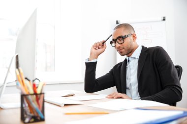 İş hakkında düşünme genç yakışıklı işadamı