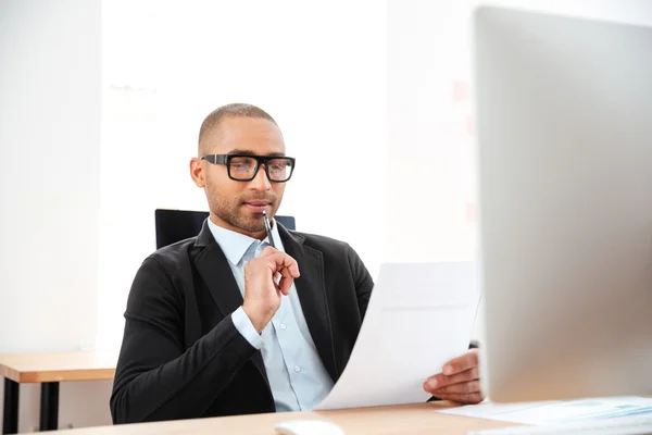 Eleganter Geschäftsmann analysiert Daten im Amt — Stockfoto