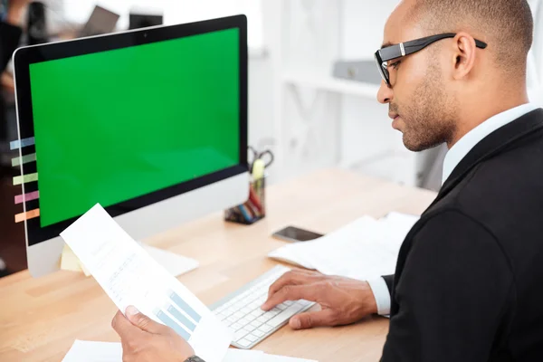 Empresário que trabalha com documentos em funções — Fotografia de Stock