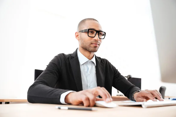 Geschäftsmann nutzt Computer für die Arbeit im Büro — Stockfoto