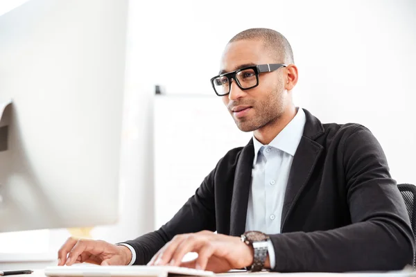 Slimme jonge zakenman typen met behulp van computer — Stockfoto