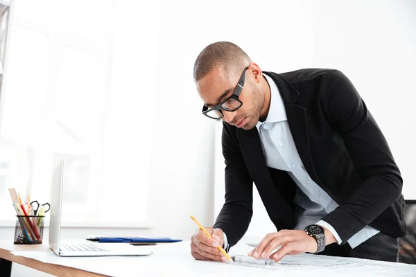 Businessman working with paper documents — Stock Photo, Image