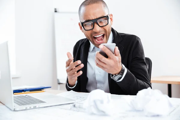Nahaufnahme Porträt eines gestressten Geschäftsmannes im Handy-Gespräch — Stockfoto