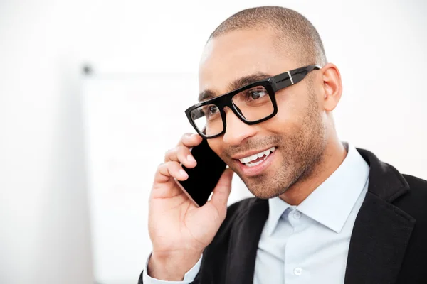 Nahaufnahme Porträt eines Geschäftsmannes, der auf dem Handy spricht — Stockfoto