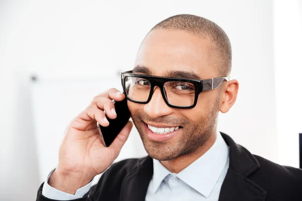 Retrato de primer plano del hombre de negocios hablando por teléfono móvil — Foto de Stock