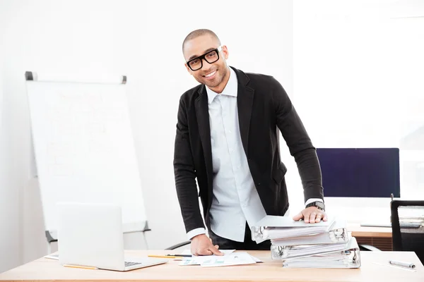 Junger gutaussehender Geschäftsmann am Schreibtisch im Büro — Stockfoto