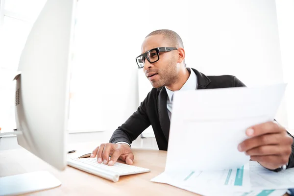 Empresario usando un ordenador portátil y mirando sorprendido —  Fotos de Stock