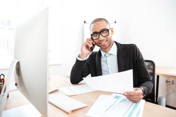 Trabalhador de escritório chamando o telefone e lendo documento de negócios — Fotografia de Stock