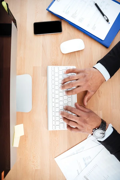 Gros plan portrait des mains des hommes tapant sur le clavier — Photo