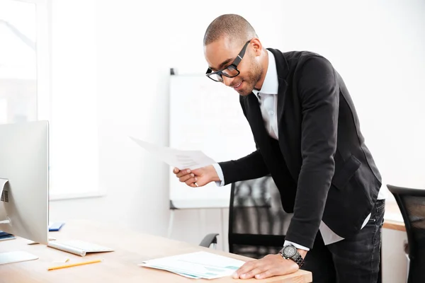 Empresario observando las estadísticas en un documento en papel — Foto de Stock