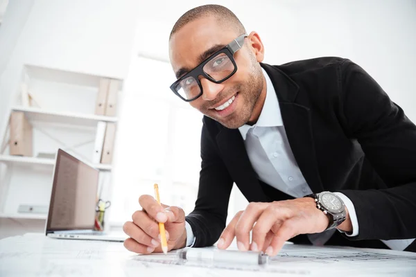 Close-up portrait of a businessman making notes at documents — Stock Photo, Image