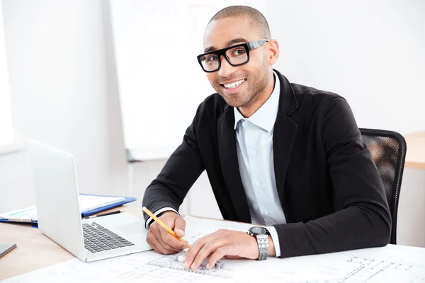 Primer plano del hombre de negocios inteligente sonriente que trabaja con la computadora — Foto de Stock