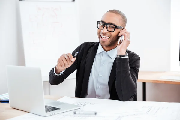 Joven hombre de negocios hablando por teléfono móvil y mirando a la cámara — Foto de Stock