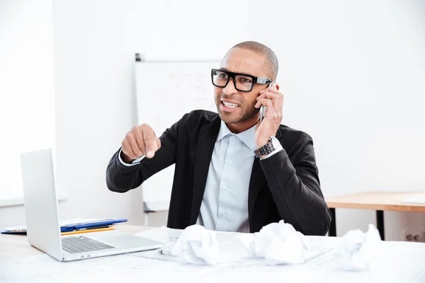 Retrato de un empresario estresado hablando por teléfono —  Fotos de Stock