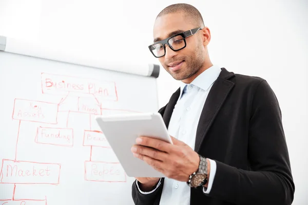 Feliz joven hombre de negocios utilizando PC tableta en la oficina — Foto de Stock