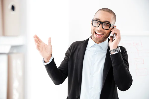 Porträt eines Geschäftsmannes, der am Handy telefoniert — Stockfoto