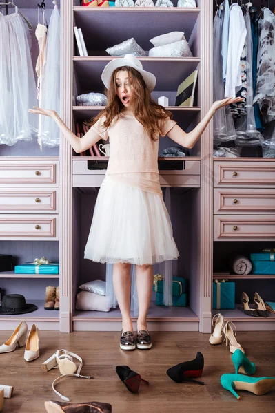 Flickan att välja skor i hennes garderob — Stockfoto