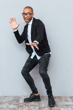 Yakışıklı delikanlı gri arka plan üzerinde dans