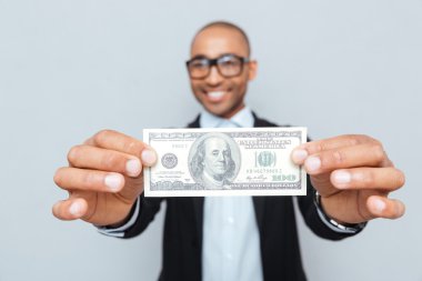Afrikalı-Amerikalı genç adam Doları banknot gösterilen gözlük gülümseyen