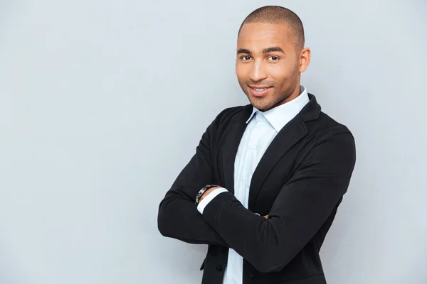 Jonge knappe Glimlachende man die met handen gekruist — Stockfoto