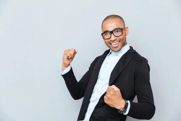 ハンサムな幸せなアフリカ系アメリカ人の若い男は祝う成功 — ストック写真