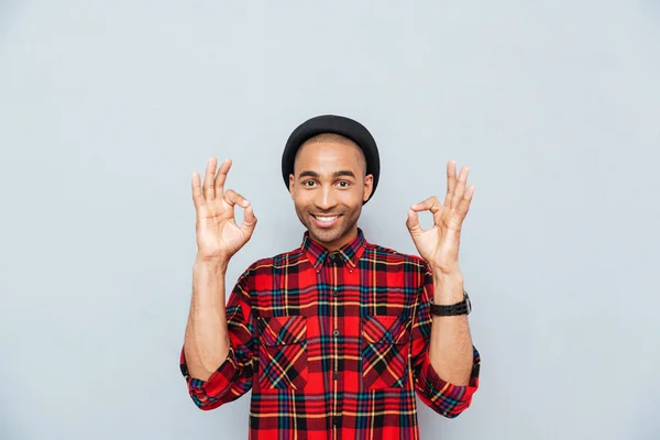 Alegre atraente jovem africano mostrando sinal ok — Fotografia de Stock