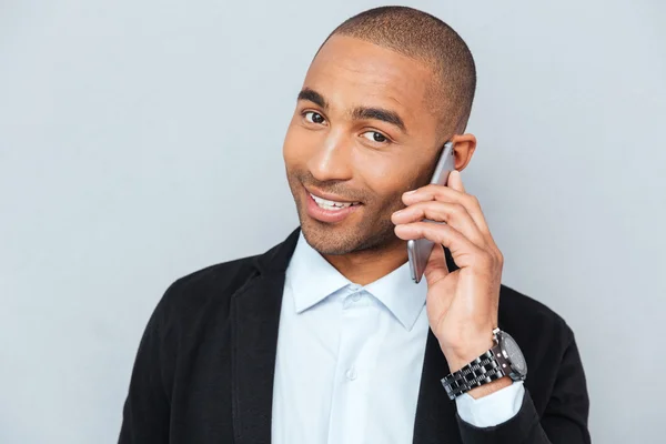 Close-up portret van een man praten op mobiele telefoon — Stockfoto