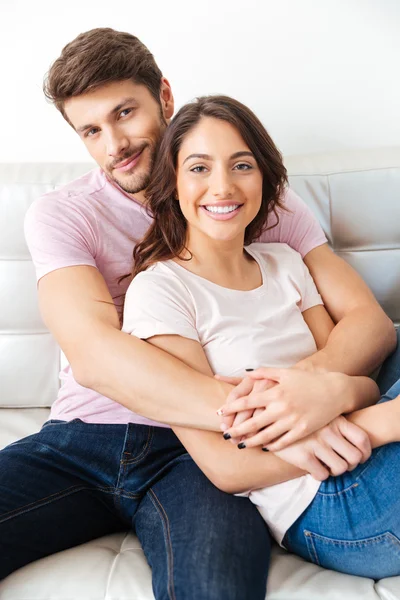 Retrato de cerca de una joven pareja sonriente sentada —  Fotos de Stock