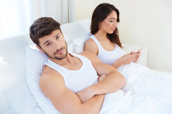 İnternet bağımlısı karısı cep telefonu kullanırken koca — Stok fotoğraf