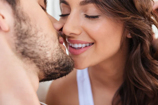 Primer plano retrato de dos amantes pareja besos — Foto de Stock