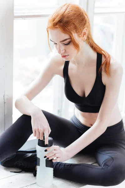 Retrato de cerca de una chica bonita descansando en el gimnasio —  Fotos de Stock