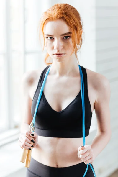 Fitness woman holding skipping rope at the gym — Stock Photo, Image