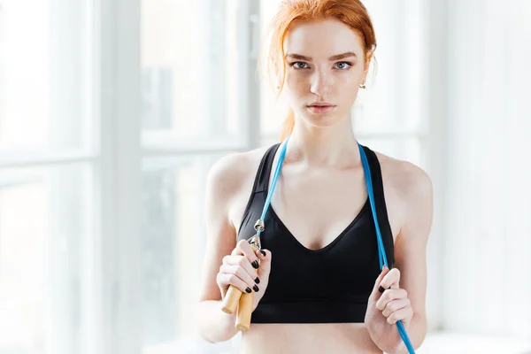 Cute fitness girl holding skipping rope — Stock Photo, Image