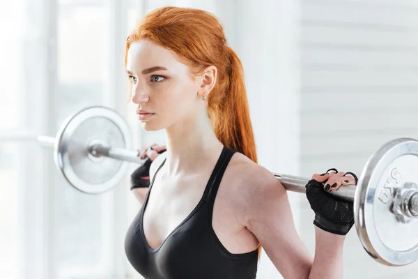 Close-up retrato de uma bela mulher fitness com barbell — Fotografia de Stock