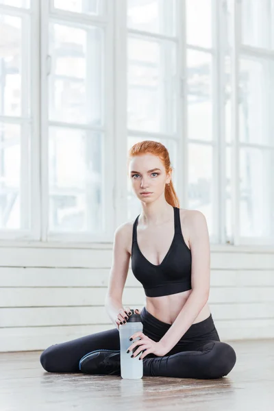 Porträtt av unga vackra fitness kvinna med vattenflaska — Stockfoto