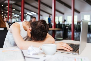 İşyerinde masa üstünde uyumak yorgun yorgun genç iş kadını