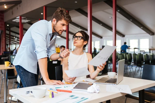 Empresarios serios discutiendo plan de negocio en oficina — Foto de Stock