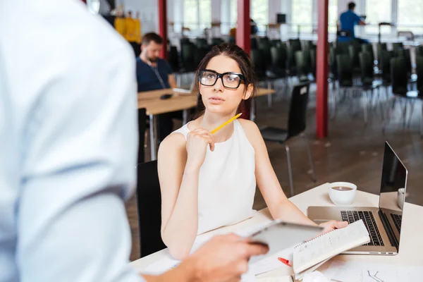 Businesswoman working and talking to her colleague in office — Stock Photo, Image