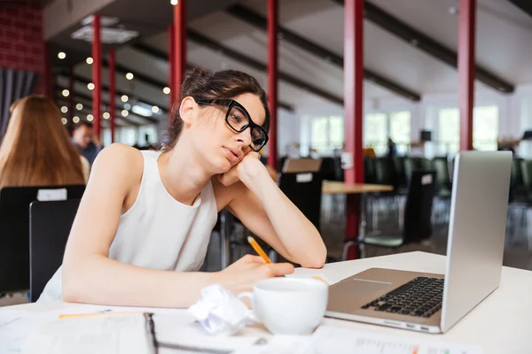 Unatkozó üzletasszony dolgozik használ laptop iroda — Stock Fotó