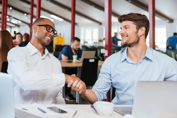 2 人の幸せなビジネスマン握手とオフィスでの作業 — ストック写真