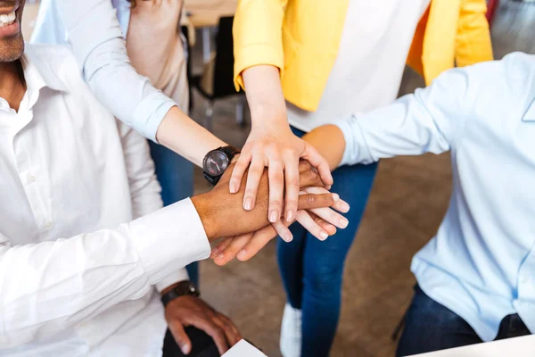 Multietniskt grupp ungdomar stå och gå med händerna — Stockfoto