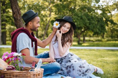 Mutlu genç çift rahatlatıcı ve Parkta piknik