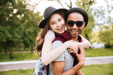 Parkta sarılma genç Çift