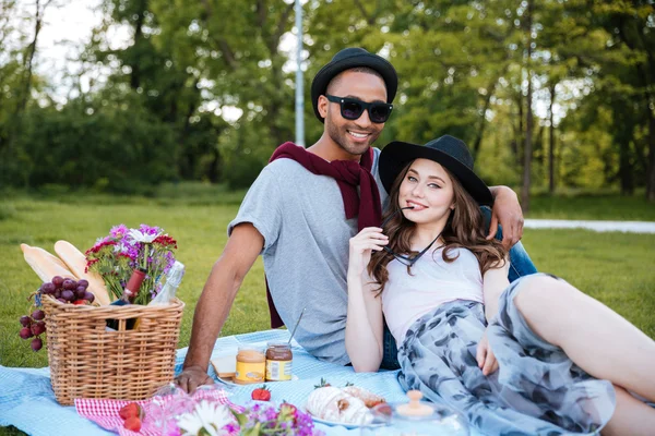 Felice giovane coppia avendo riposo su pic-nic nel parco — Foto Stock